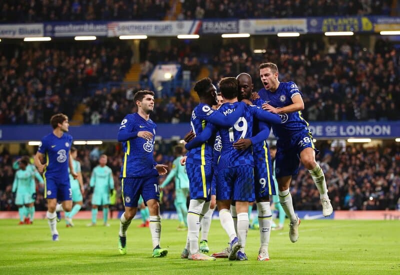 Ảnh các cầu thủ Chelsea trên sân cỏ