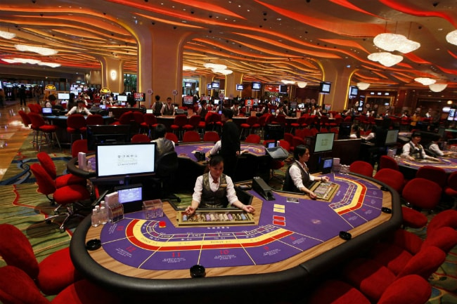 Big Table Baccarat có bàn chơi lớn và nhiều Dealer