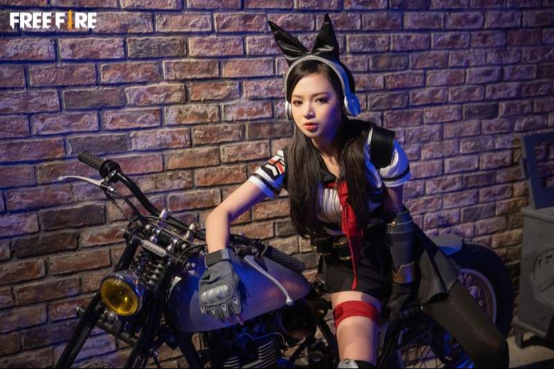 Cosplay chị đại chạy mô tô cool ngầu