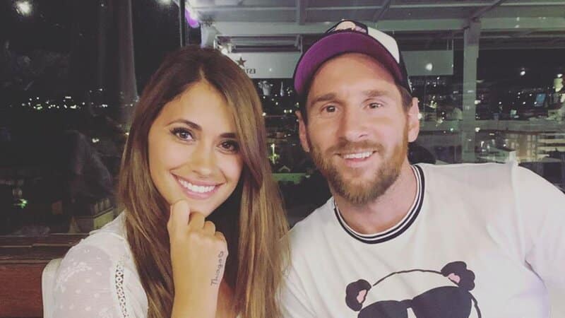 Messi và bạn gái của anh ngọt ngào bên nhau