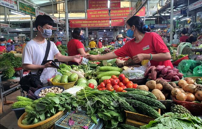 Mơ đi chợ một mình có ý nghĩa gì?