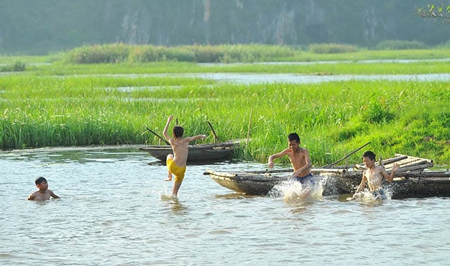 nằm mơ thấy bơi dưới sông