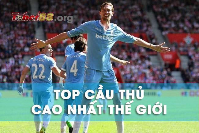 Peter Crouch là một trong những cầu thủ cao nhất thế giới với chiều cao 2,01m