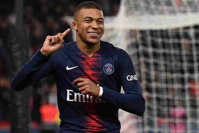 Kylian Mbappe đang thi đấu trong màu áo của PSG - Những tài năng trẻ bóng đá thế giới